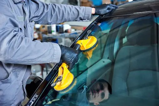 auto-glass-repair-shop-fix-cracked-windshield